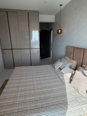 Room in 3.5 BHK Apartment at DLH Signature, Bandra West – for Rent