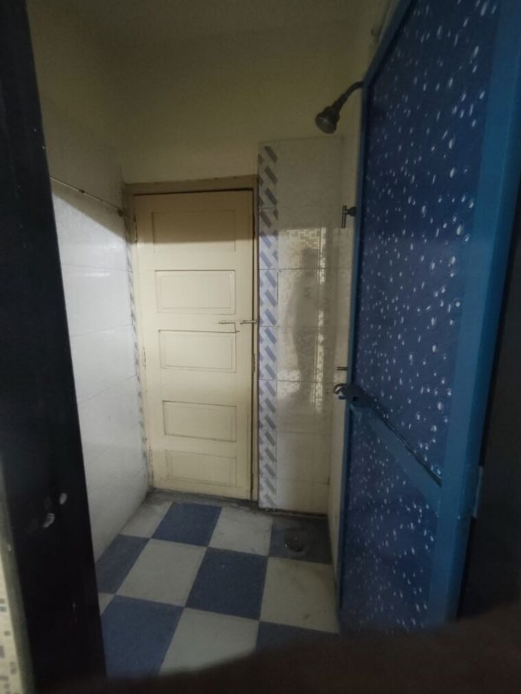 Bathroom, adarsh-nagar-society 1 Bedroom 375 Sq.Ft. Apartment In Worli Mumbai 10750890