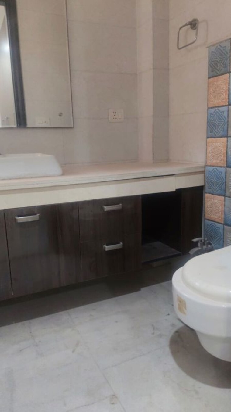 Bathroom, east of kailash 3 Bedroom 200 Sq.Yd. Builder Floor In East Of Kailash Delhi 10750901