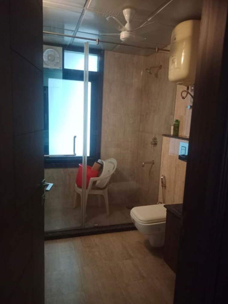 Bathroom, chittaranjan park 3 Bedroom 233 Sq.Yd. Builder Floor In Chittaranjan Park Delhi 10750909
