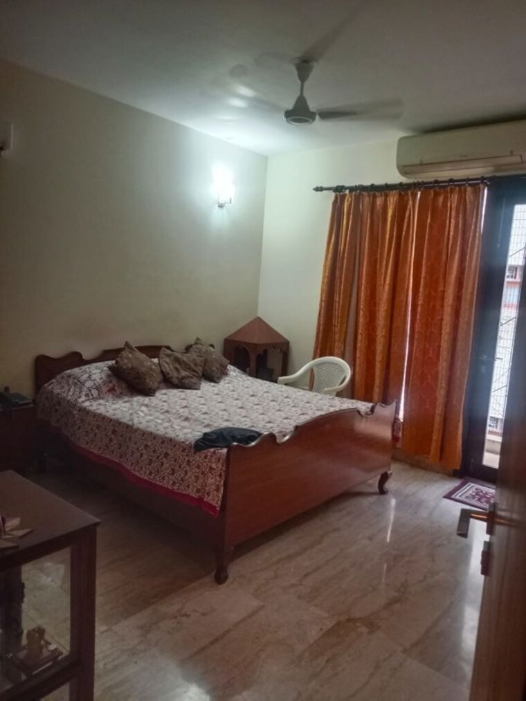 Bedroom, chittaranjan park 3 Bedroom 233 Sq.Yd. Builder Floor In Chittaranjan Park Delhi 10750909