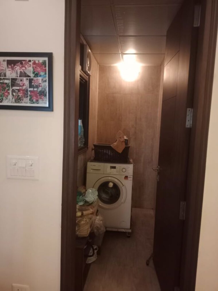 Bathroom, chittaranjan park 3 Bedroom 233 Sq.Yd. Builder Floor In Chittaranjan Park Delhi 10750909