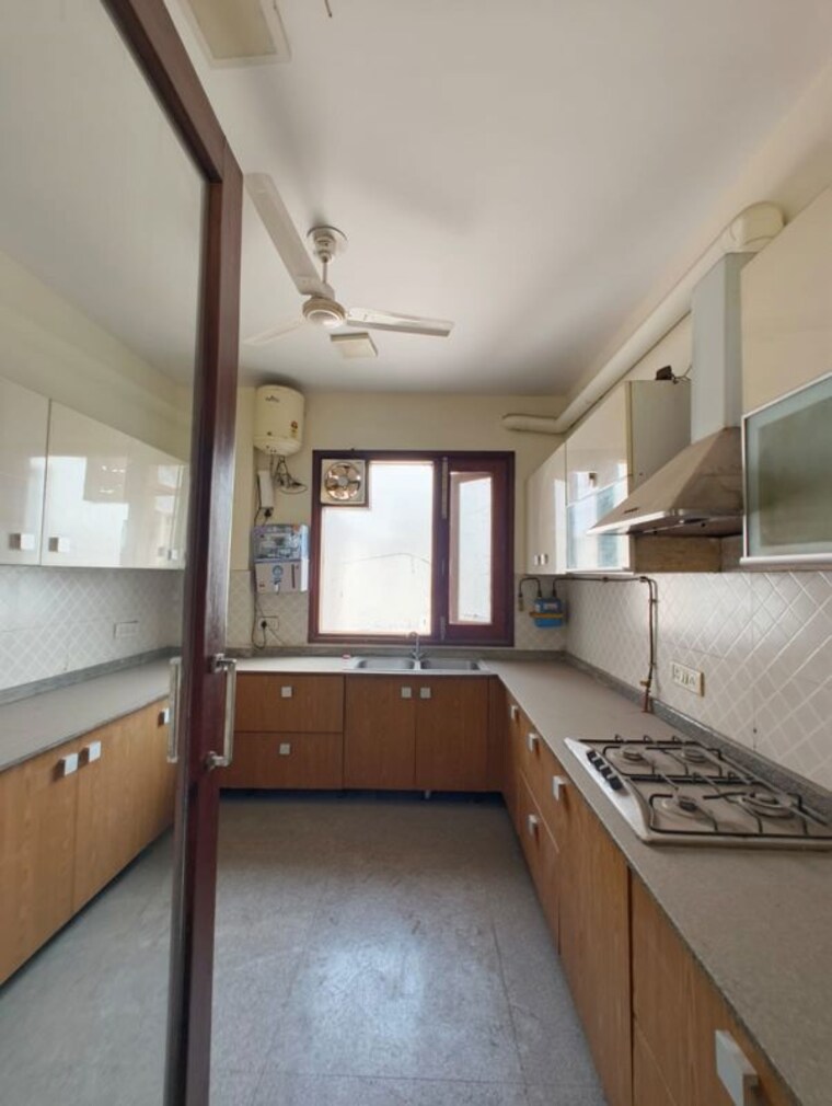 Kitchen, chittaranjan park 3 Bedroom 320 Sq.Yd. Builder Floor In Chittaranjan Park Delhi 10750920