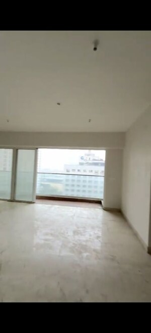 Room in 4 BHK Apartment at Sheth Avalon, Laxmi Nagar – for Sale