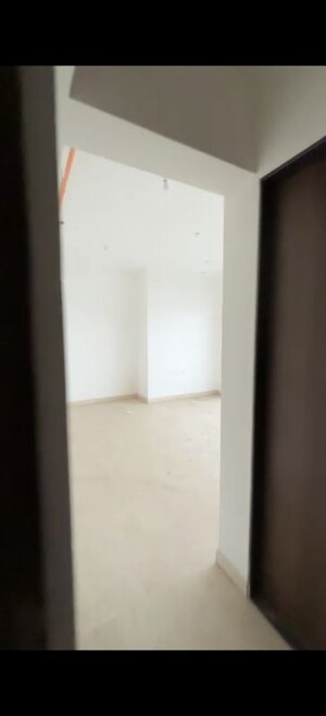 Room in 4 BHK Apartment at Sheth Avalon, Laxmi Nagar – for Sale