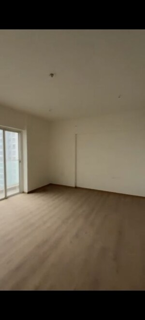 Room in 4 BHK Apartment at Sheth Avalon, Laxmi Nagar – for Sale