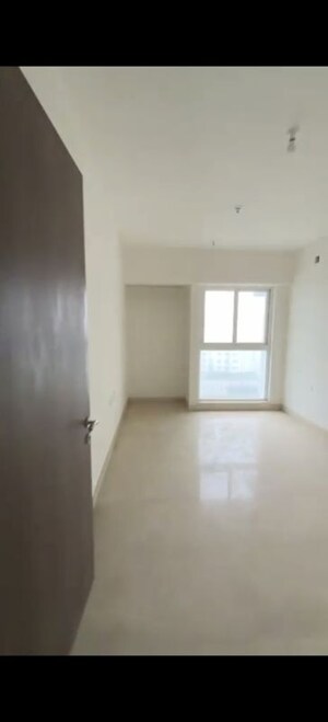 Room in 4 BHK Apartment at Sheth Avalon, Laxmi Nagar – for Sale