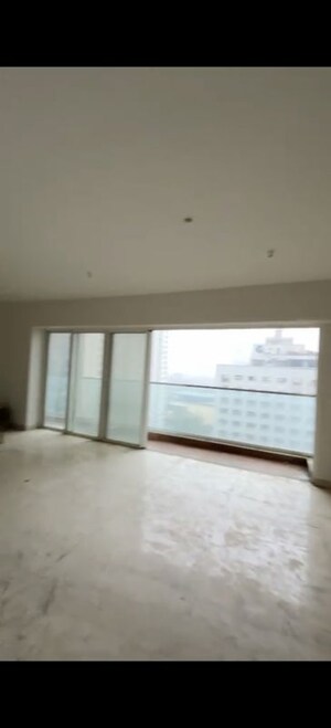 Room in 4 BHK Apartment at Sheth Avalon, Laxmi Nagar – for Sale