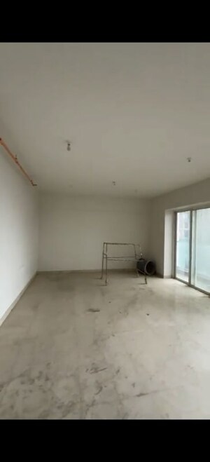 Room in 4 BHK Apartment at Sheth Avalon, Laxmi Nagar – for Sale