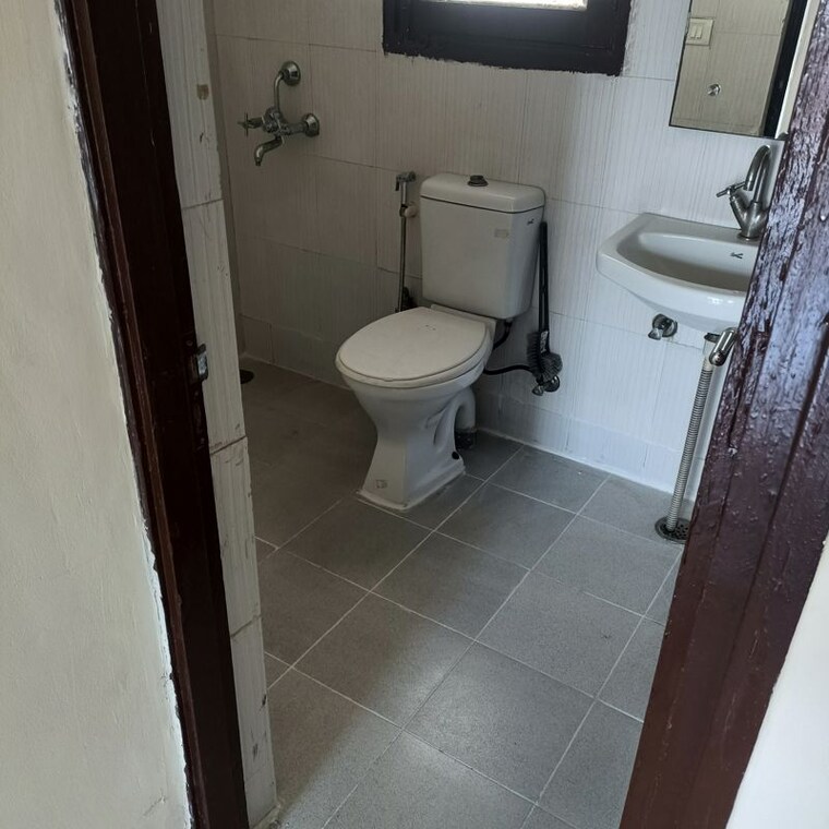 Bathroom, army-sispal-vihar 4 Bedroom 2016 Sq.Ft. Apartment In Sector 49 Gurgaon 10751085