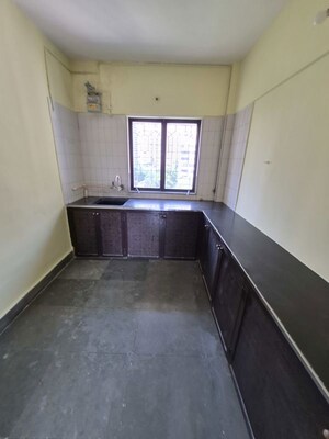 Room in 2 BHK Apartment at Park Avenue Apartment Kandivali, Kandivali West – for Rent