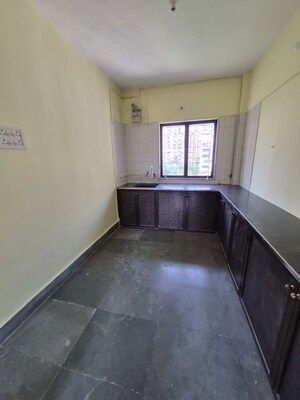 Room in 2 BHK Apartment at Park Avenue Apartment Kandivali, Kandivali West – for Rent