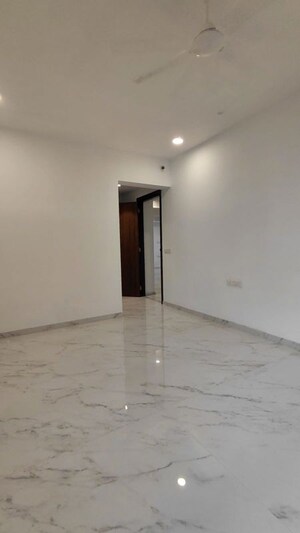 Room in 3 BHK Apartment at DLH Signature, Bandra West – for Rent