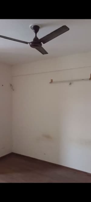 Room in 2.5 BHK Apartment at Wave Executive Floors, Wave City – for Rent