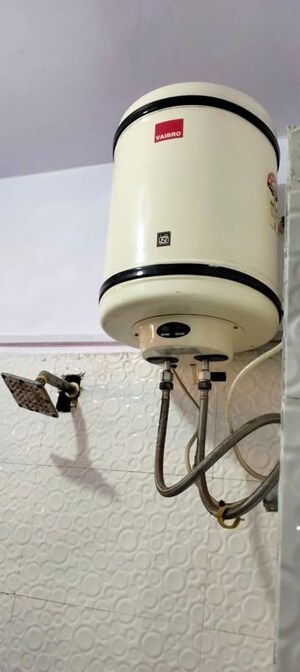Bathroom in 1 RK Builder Floor at Mayur Vihar 1 – for Rent