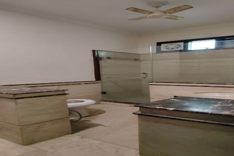 Common Area, defence colony  350 Sq.Yd. Builder Floor In Defence Colony Delhi 10751219