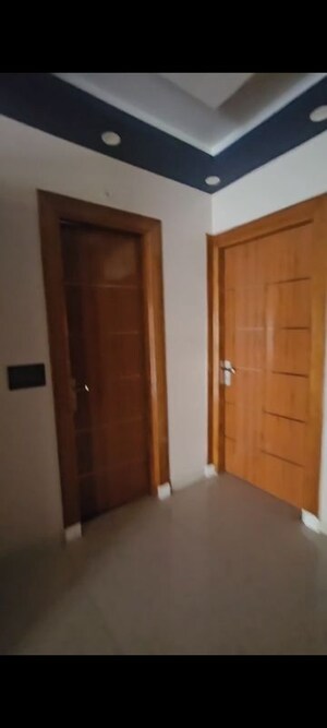 Room in 3 BHK Builder Floor at Greenwood Enclave, Wave City – for Rent