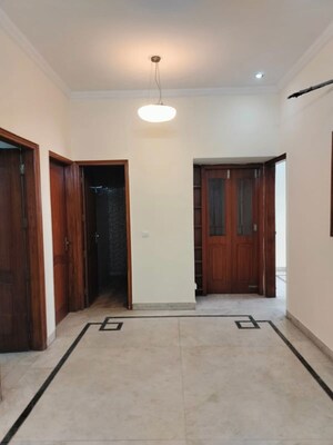 Room in 2 BHK Builder Floor at Sushant Lok I – for Rent