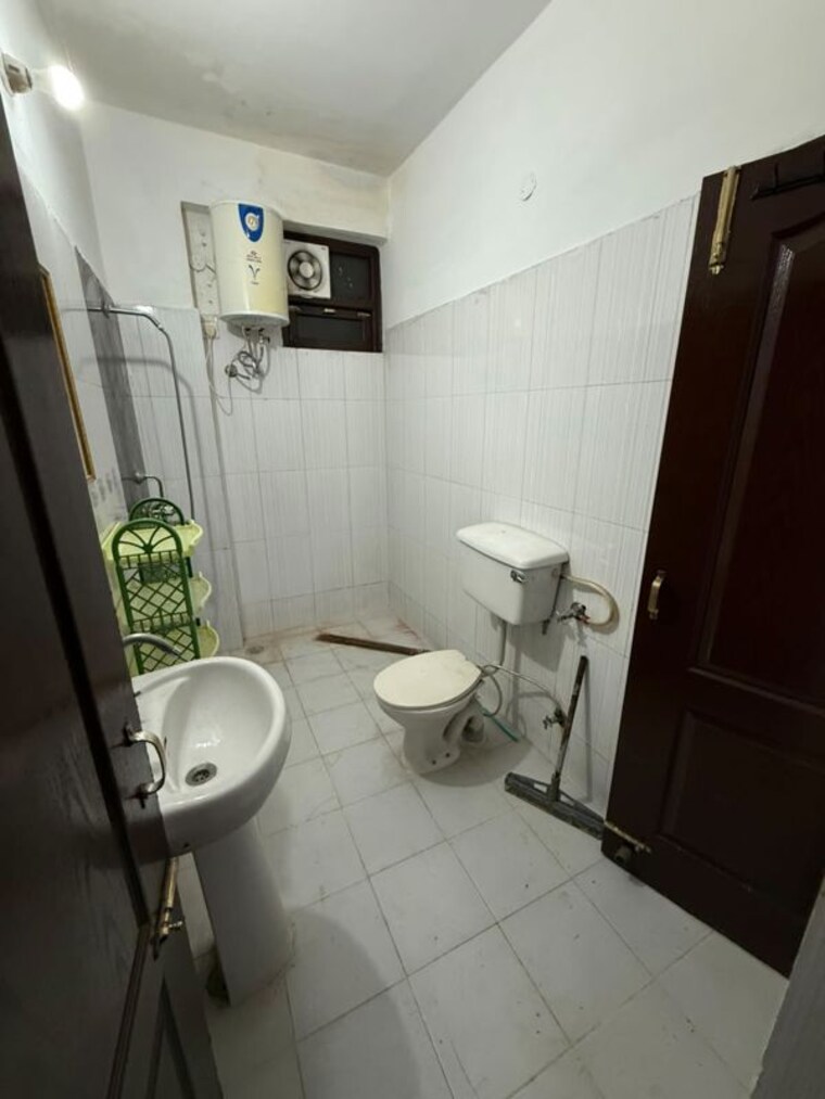 Bathroom, kharar mohali road 2 Bedroom 1350 Sq.Ft. Apartment In Kharar Mohali Road Kharar 10751274