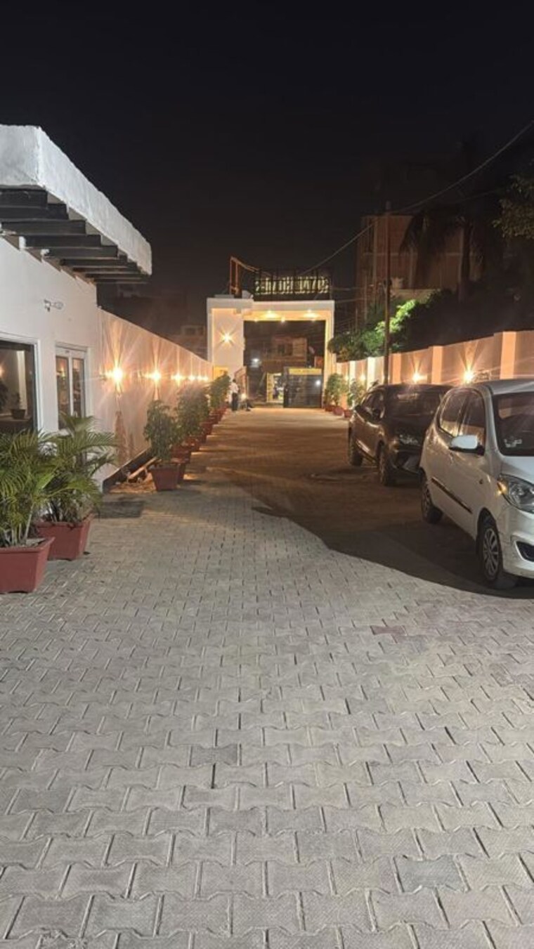  Parking, chipiyana buzurg 3 Bedroom 100 Sq.Yd. Villa In Chipiyana Buzurg Ghaziabad 10750377