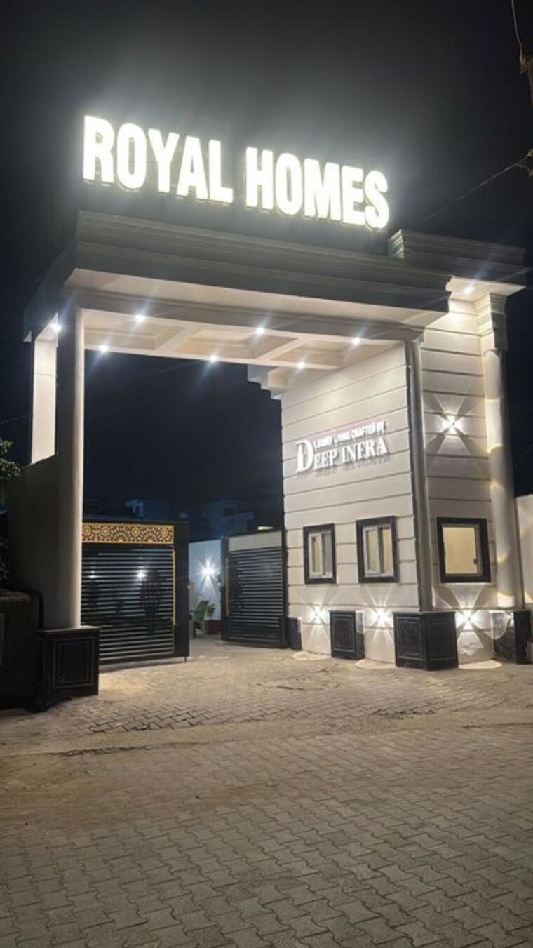  Parking, chipiyana buzurg 3 Bedroom 100 Sq.Yd. Villa In Chipiyana Buzurg Ghaziabad 10750377