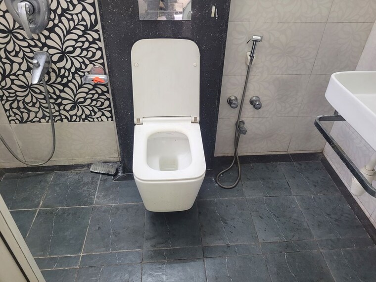 Attached Bathroom, bhosale nagar 3 Bedroom 1500 Sq.Ft. Apartment In Bhosale Nagar Pune 10751294