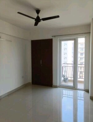 Room in 3 BHK Apartment at Shalimar Oneworld Vista, Gomti Nagar – for Rent