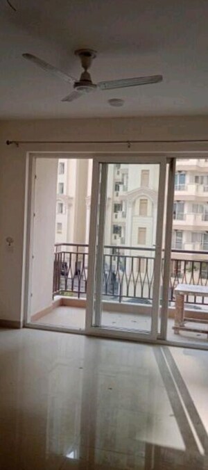 Room in 3 BHK Apartment at Shalimar Oneworld Vista, Gomti Nagar – for Rent