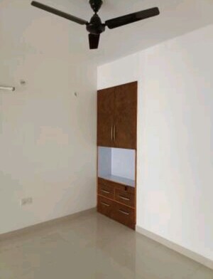 Room in 3 BHK Apartment at Shalimar Oneworld Vista, Gomti Nagar – for Rent