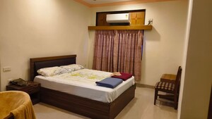 Bedroom in 6 BHK Apartment at Churchgate – for Rent