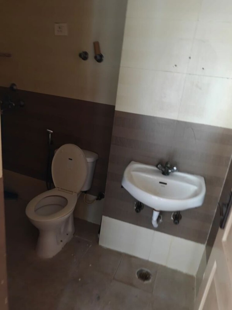 Bathroom, maxblis-grand-wellington 1 Bedroom 615 Sq.Ft. Apartment In Sector 75 Noida 10751565