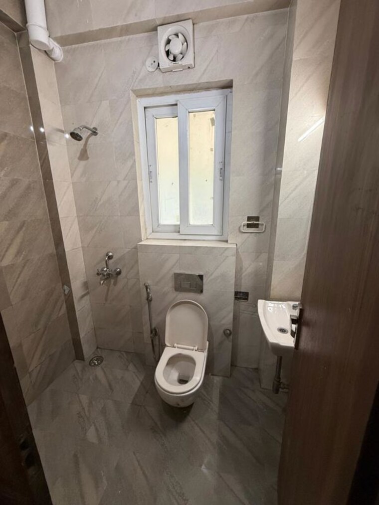 Bathroom, sector 46 2 Bedroom 200 Sq.Yd. Builder Floor In Sector 46 Gurgaon 10751581
