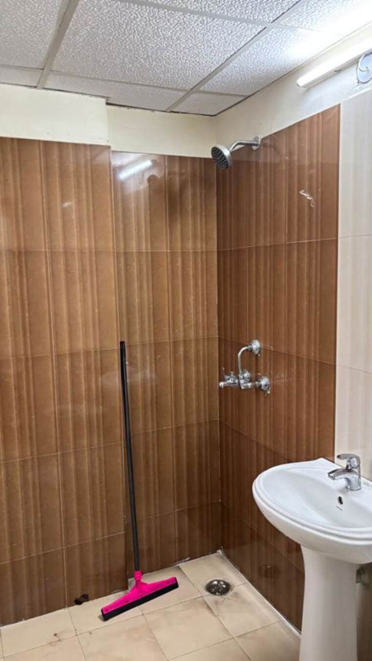 Bathroom, aims-golf-city 3.5 Bedroom 1750 Sq.Ft. Apartment In Sector 75 Noida 10751560