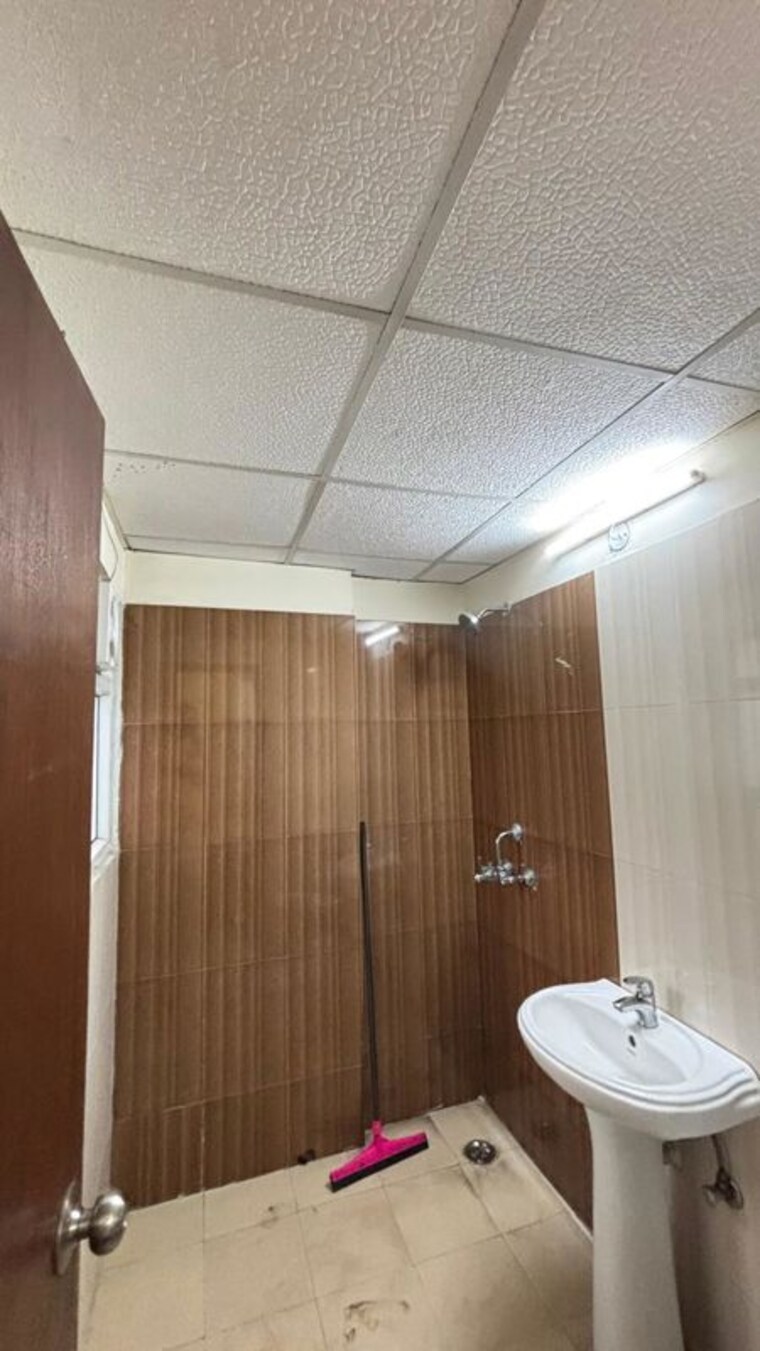 Bathroom, aims-golf-city 3.5 Bedroom 1750 Sq.Ft. Apartment In Sector 75 Noida 10751560