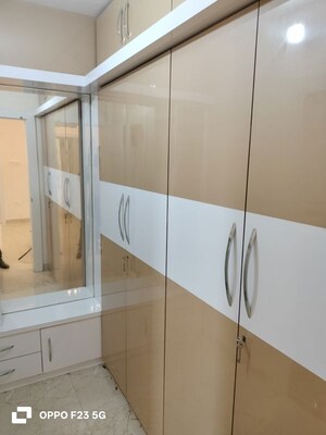 Furnished Amenities in 4 BHK Apartment at Vibhuti Khand – for Rent