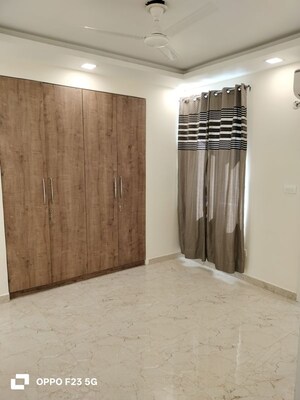 Room in 4 BHK Apartment at Vibhuti Khand – for Rent