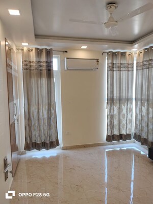 Room in 4 BHK Apartment at Vibhuti Khand – for Rent