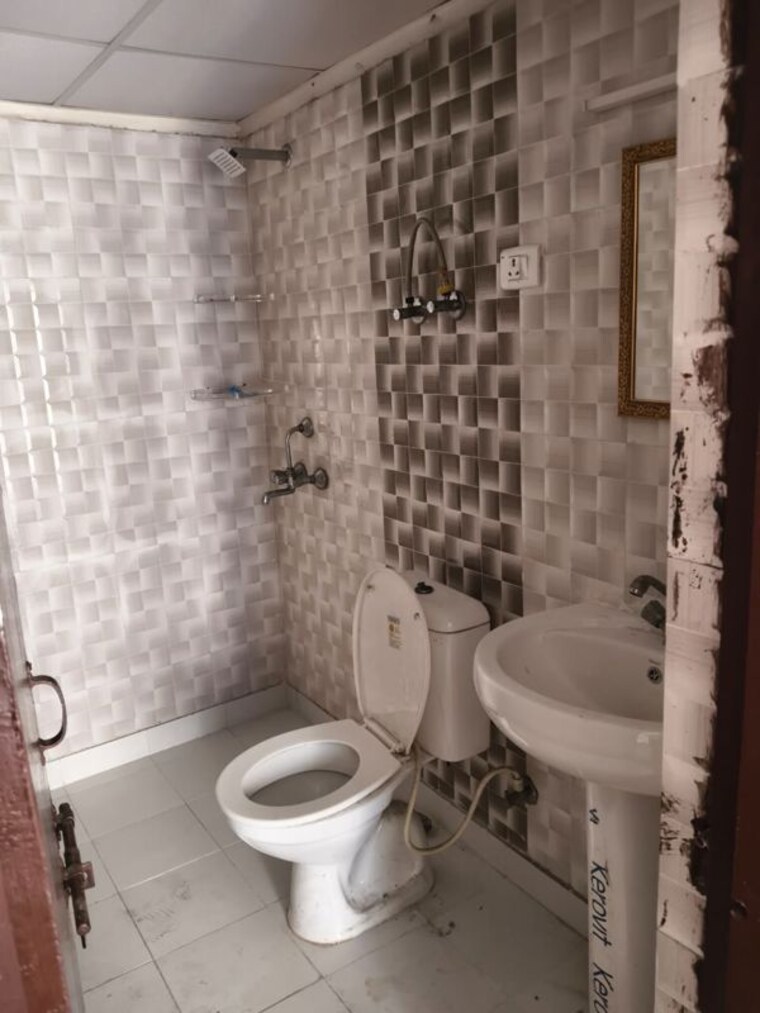 Bathroom, aims-golf-city 2.5 Bedroom 1150 Sq.Ft. Apartment In Sector 75 Noida 10751603