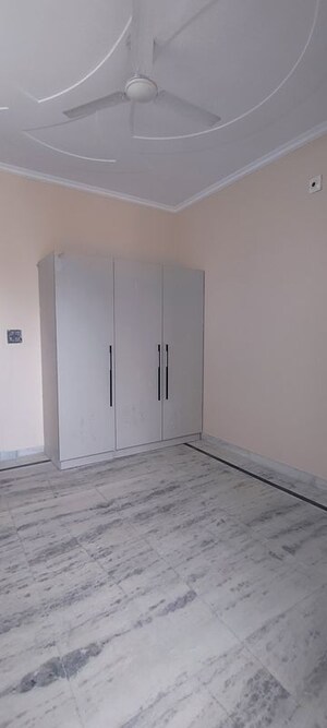 Room in 3 BHK Builder Floor at Ashoka Enclave 3, Sector 35 – for Rent