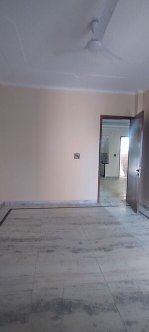 Room in 3 BHK Builder Floor at Ashoka Enclave 3, Sector 35 – for Rent