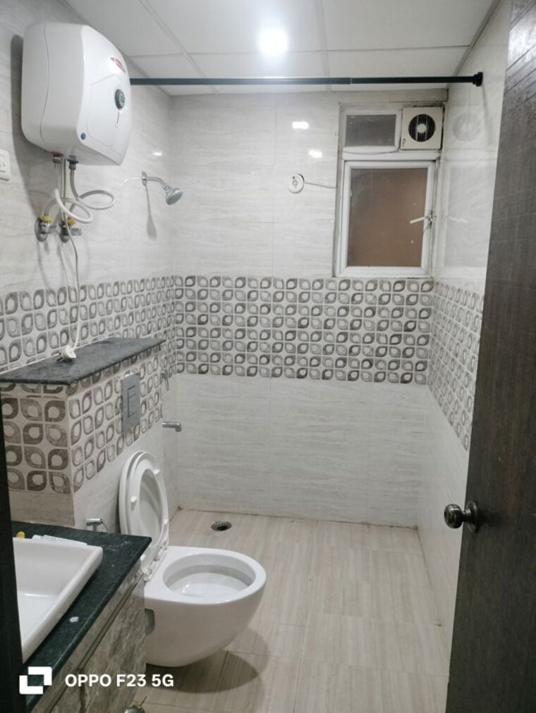 Bathroom, amar shaheed path 3 Bedroom 2200 Sq.Ft. Apartment In Amar Shaheed Path Lucknow 10751756