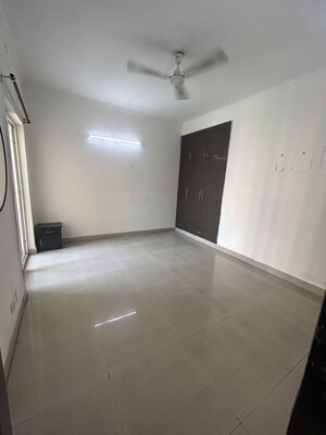 Room in 3 BHK Apartment at Paramount Floraville, Sector 137 – for Rent