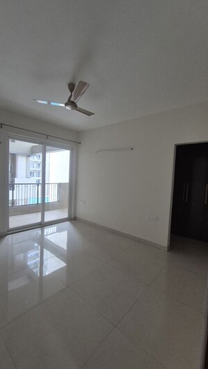 Room in 3 BHK Apartment at Maxxus Elanza, International Airport Road – for Rent