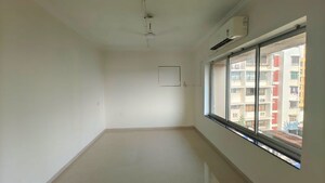 Room in 4 BHK Apartment at Avinash House, Khar West – for Rent
