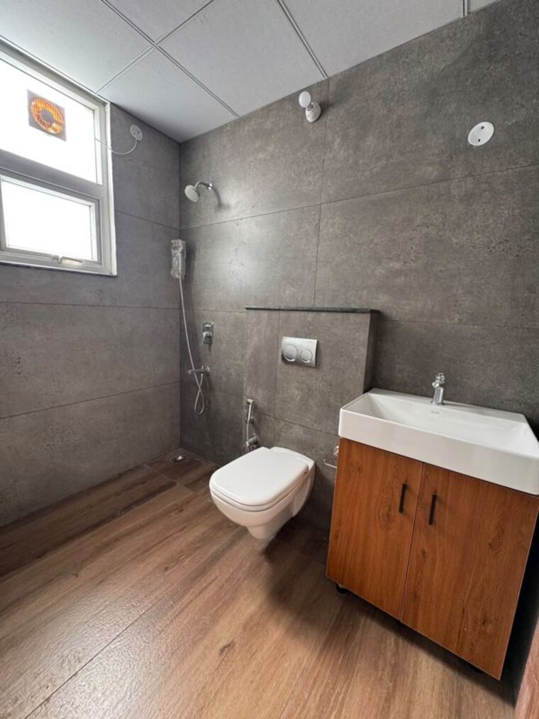 Bathroom, malwa-escon-primera 3 Bedroom 1550 Sq.Ft. Apartment In International Airport Road Zirakpur 10751919