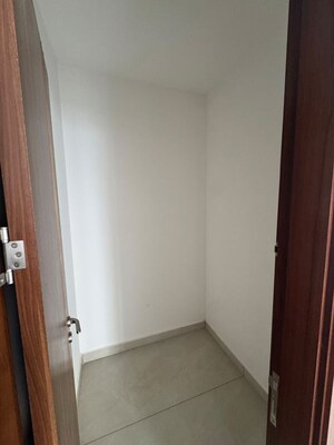 Room in 2.5 BHK Apartment at Malwa Escon Primera, International Airport Road – for Rent