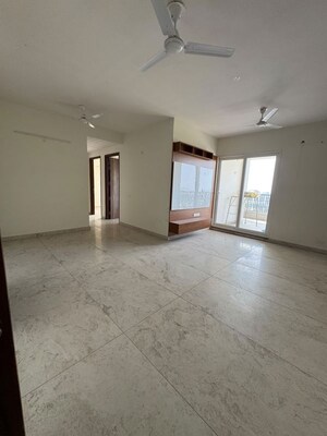 Room in 2.5 BHK Apartment at Malwa Escon Primera, International Airport Road – for Rent