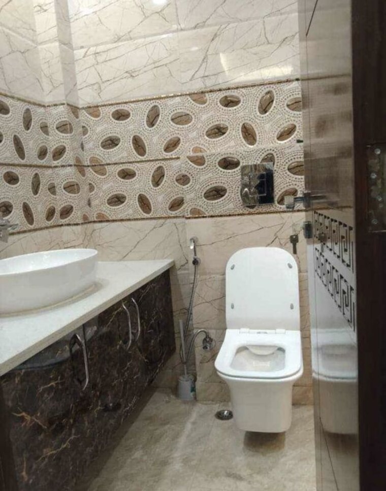 Bathroom, rajouri garden 3 Bedroom 140 Sq.Yd. Builder Floor In Rajouri Garden Delhi 10751946