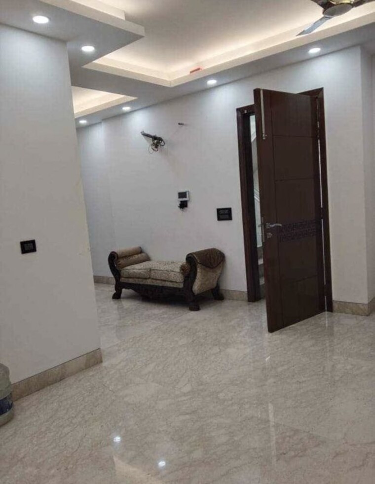 Bathroom, rajouri garden 3 Bedroom 140 Sq.Yd. Builder Floor In Rajouri Garden Delhi 10751946