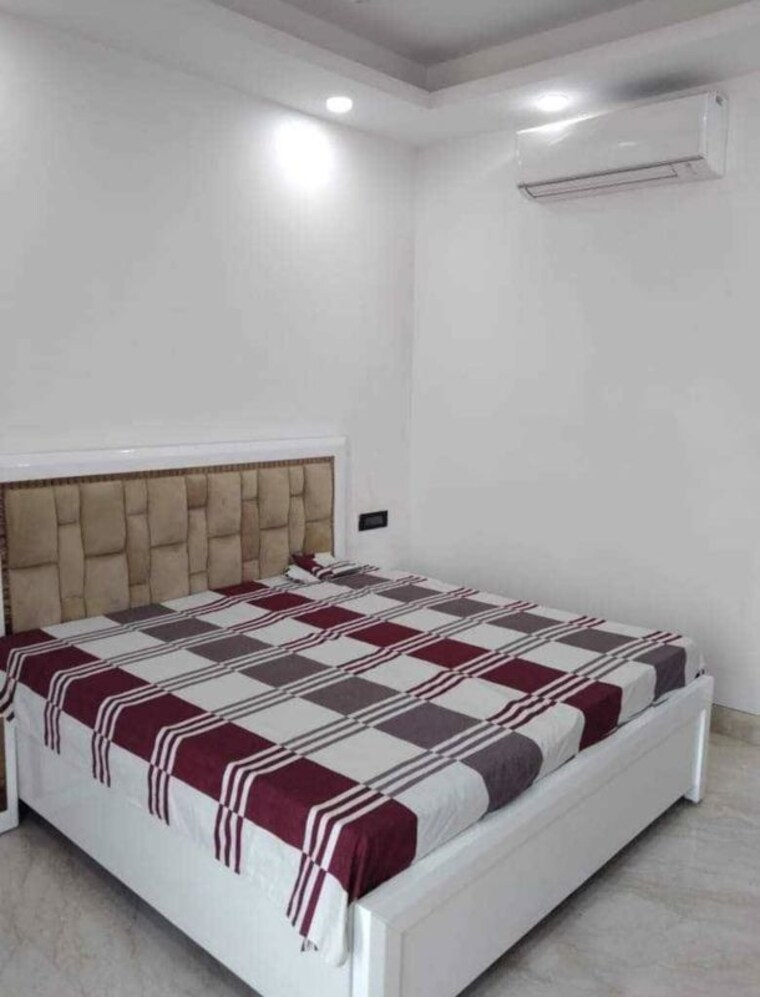 Bedroom, rajouri garden 3 Bedroom 140 Sq.Yd. Builder Floor In Rajouri Garden Delhi 10751946